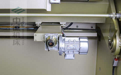 ZDS-832剪板机后档料结构，平行度高，并采用国内一流品牌轴承，耐磨抗压寿命长.jpg