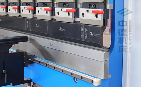 ZDPK-6325标配高精度模具快夹，换模速度快5倍，加高型模托是门业制造专业配置.jpg